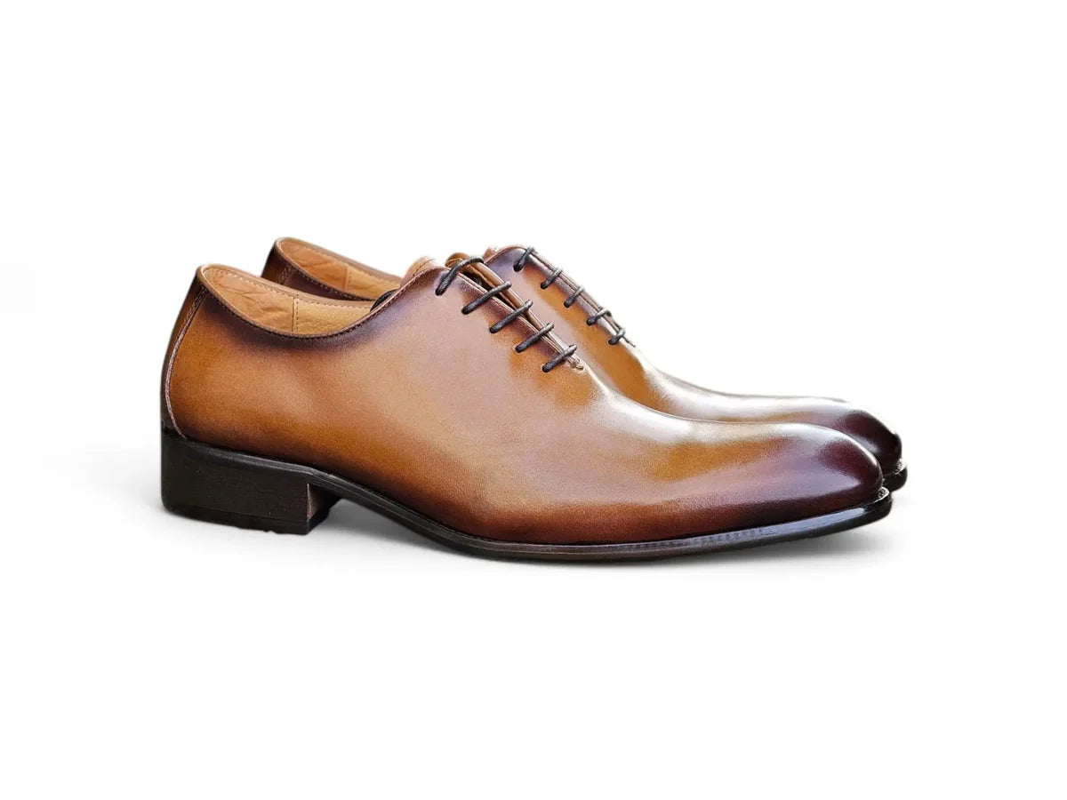 mens brown patent leather dress shoes Elegant Men's Cognac Patent Leather Oxford Shoes with Lace-Up Detail - Perfect for Formal Occasions 2026