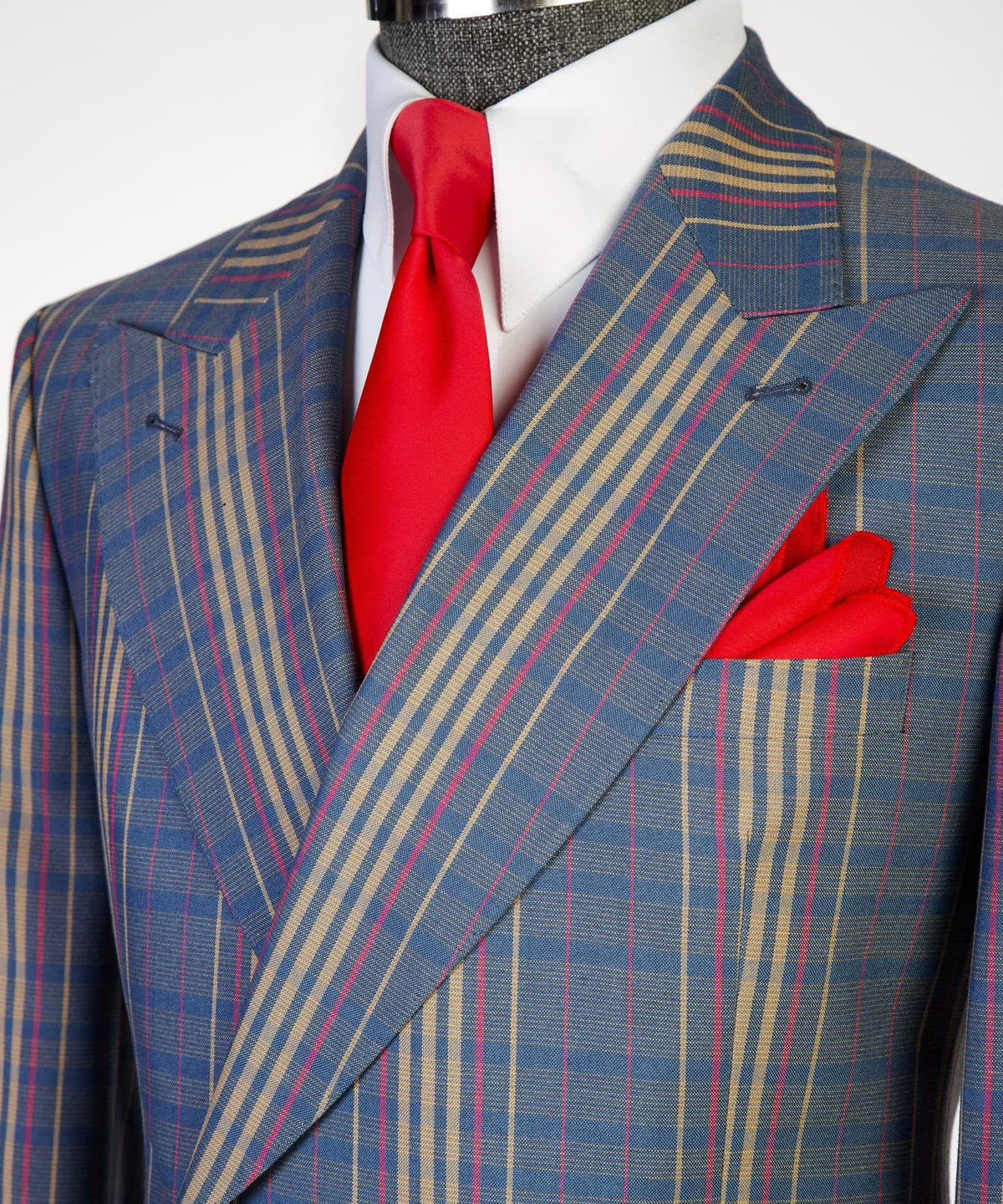 Jaegen navy and gold plaid double-breasted suit with red accents – lapel detail